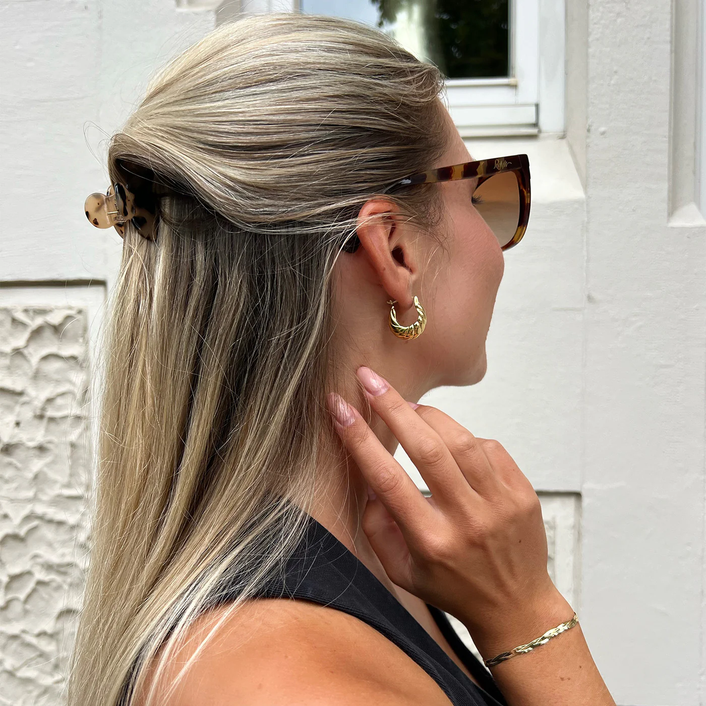 Élevé Waved Hoop Earrings, Gold Colour - Image 3
